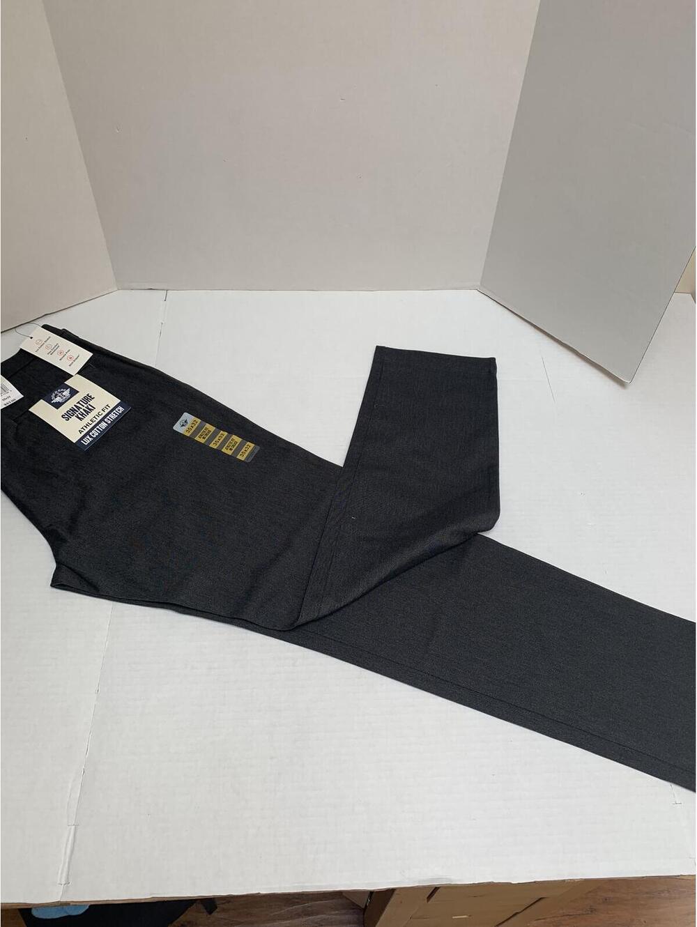 NWT Dockers Mens Size 35-32 Gray Khaki Pants